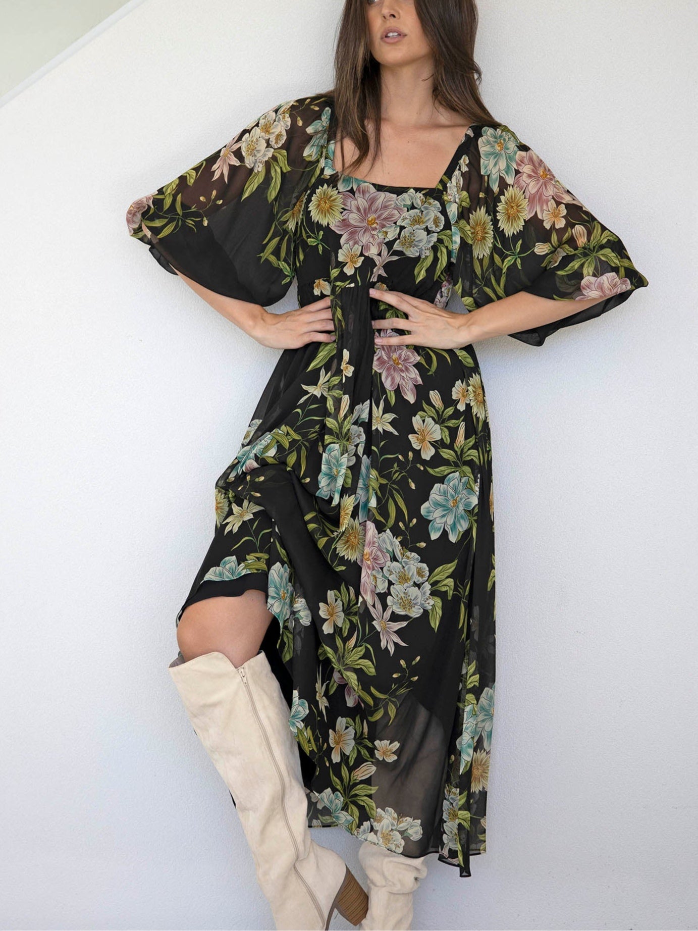 Abito Maxi in Chiffon Nero con Fiori a Maniche Medie e Scollatura Quadrata