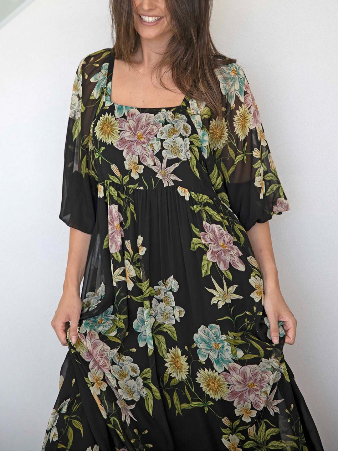 Abito Maxi in Chiffon Nero con Fiori a Maniche Medie e Scollatura Quadrata