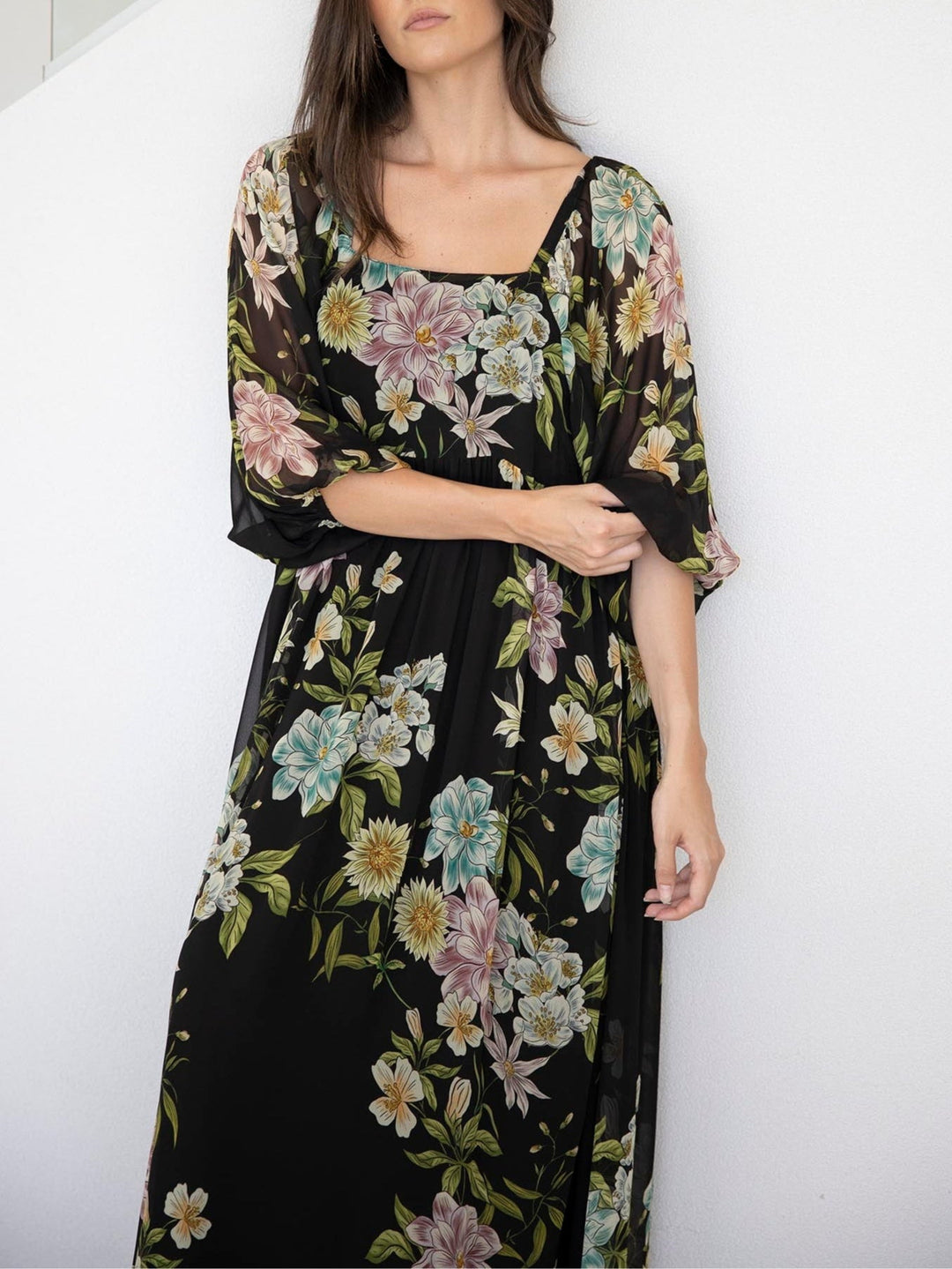 Abito Maxi in Chiffon Nero con Fiori a Maniche Medie e Scollatura Quadrata