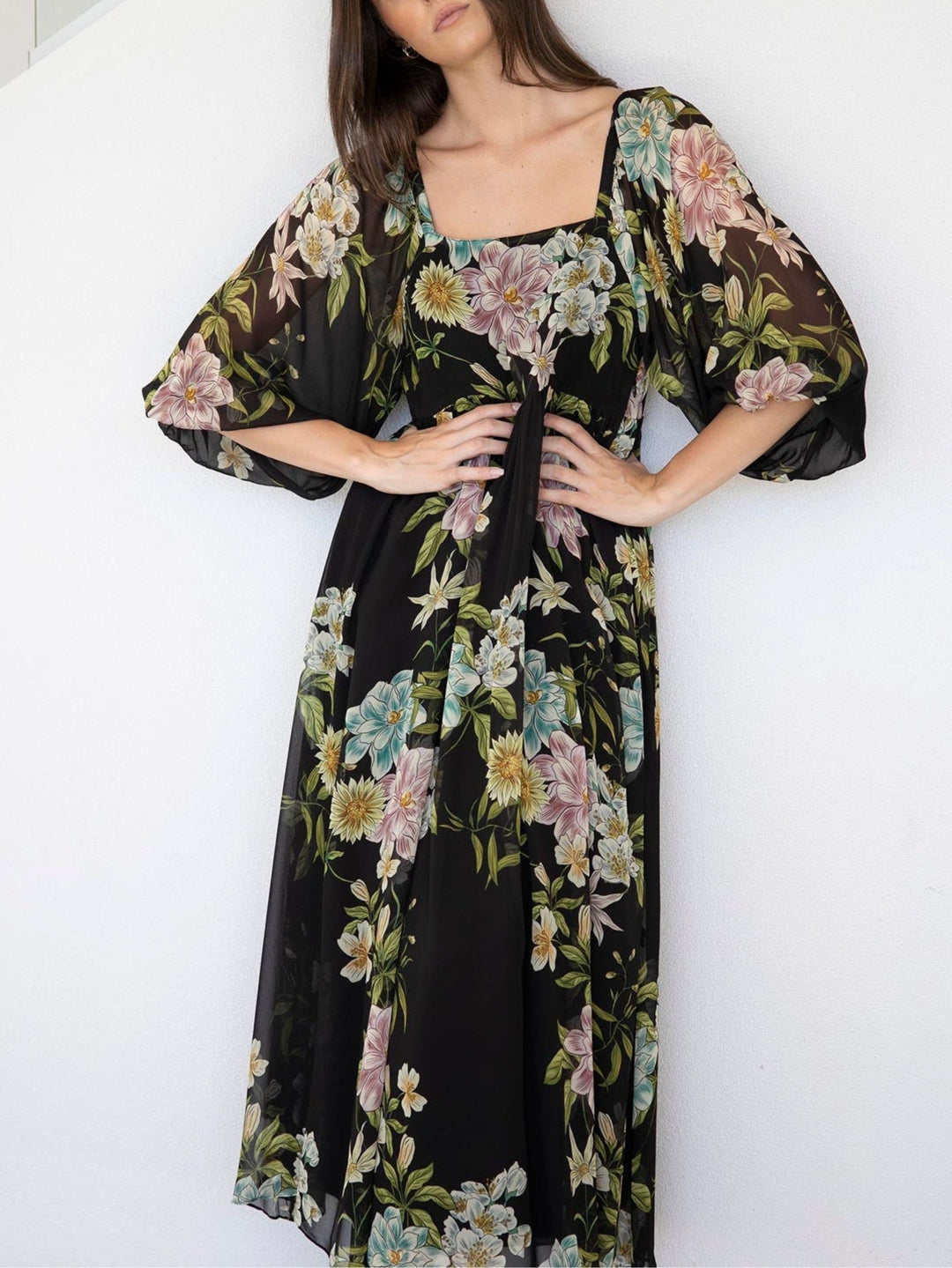 Abito Maxi in Chiffon Nero con Fiori a Maniche Medie e Scollatura Quadrata