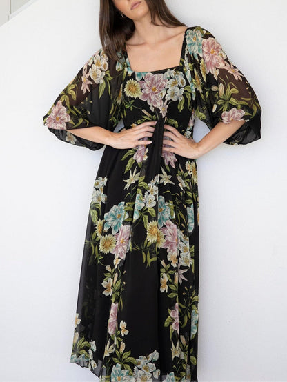 Abito Maxi in Chiffon Nero con Fiori a Maniche Medie e Scollatura Quadrata