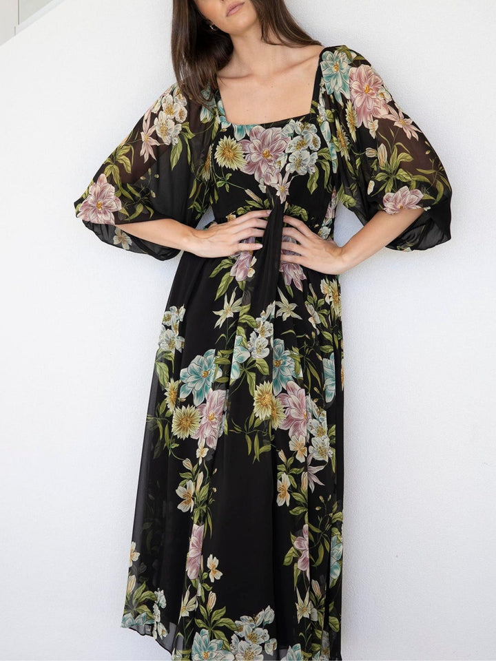 Abito Maxi in Chiffon Nero con Fiori a Maniche Medie e Scollatura Quadrata