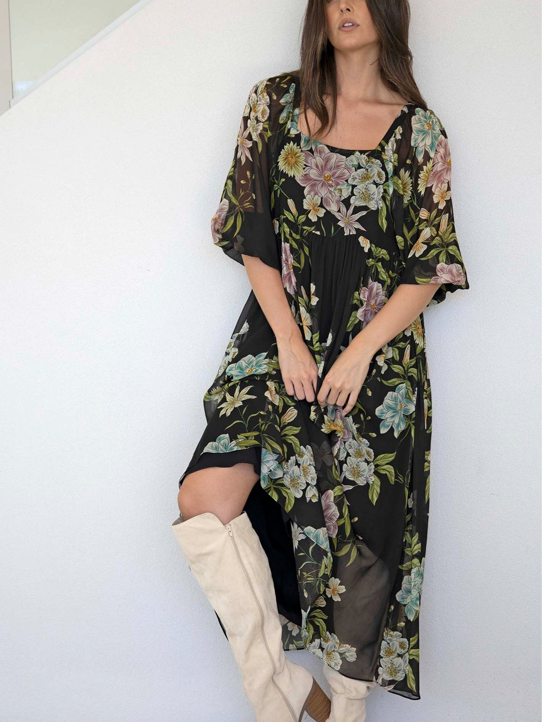 Abito Maxi in Chiffon Nero con Fiori a Maniche Medie e Scollatura Quadrata