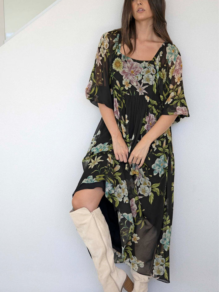 Abito Maxi in Chiffon Nero con Fiori a Maniche Medie e Scollatura Quadrata