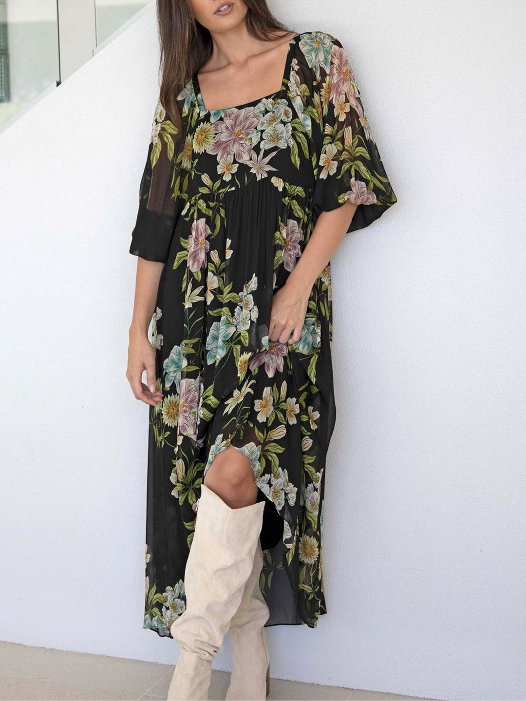 Abito Maxi in Chiffon Nero con Fiori a Maniche Medie e Scollatura Quadrata
