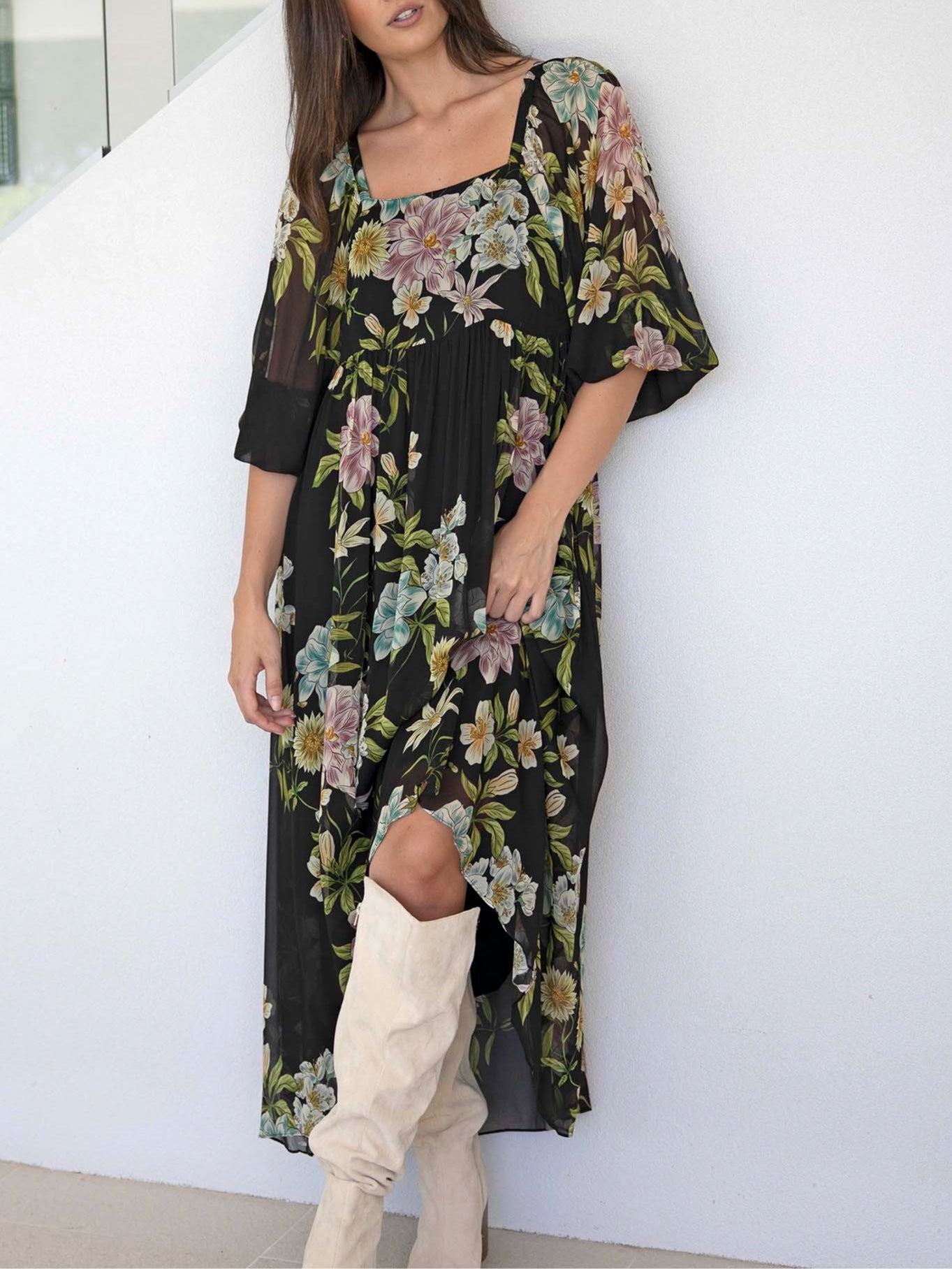 Abito Maxi in Chiffon Nero con Fiori a Maniche Medie e Scollatura Quadrata