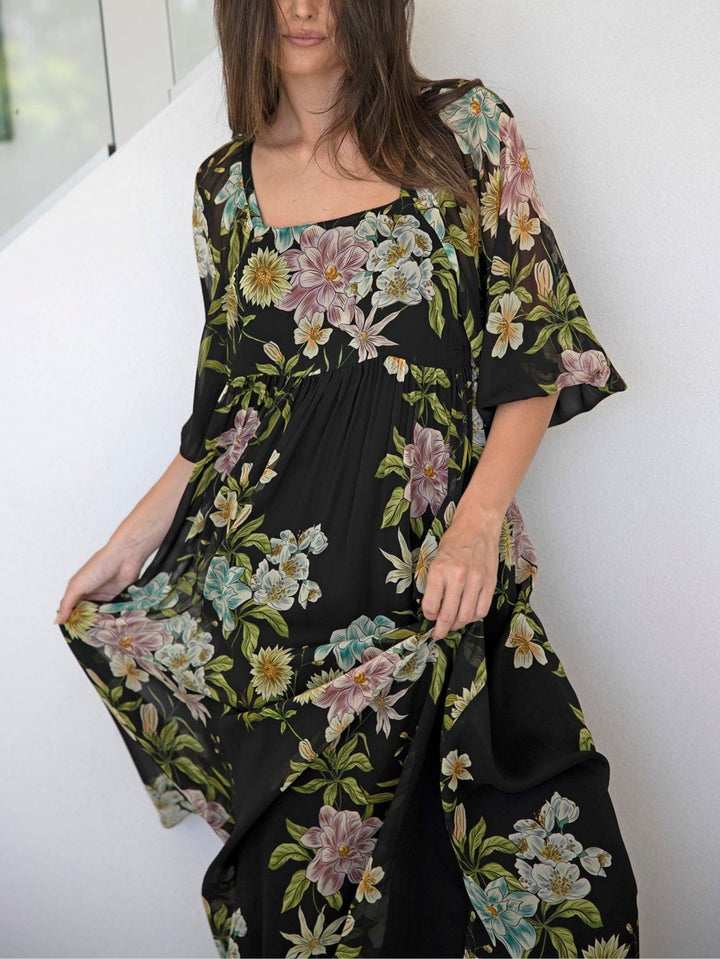 Abito Maxi in Chiffon Nero con Fiori a Maniche Medie e Scollatura Quadrata