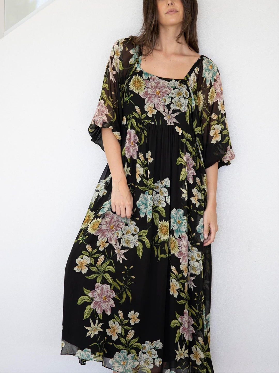 Abito Maxi in Chiffon Nero con Fiori a Maniche Medie e Scollatura Quadrata