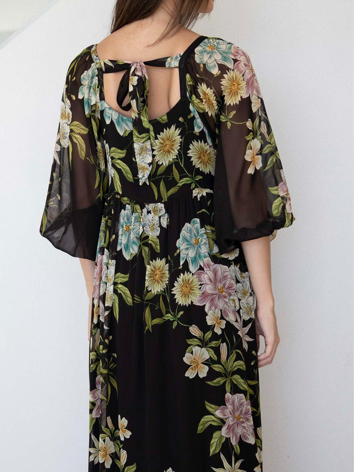 Abito Maxi in Chiffon Nero con Fiori a Maniche Medie e Scollatura Quadrata