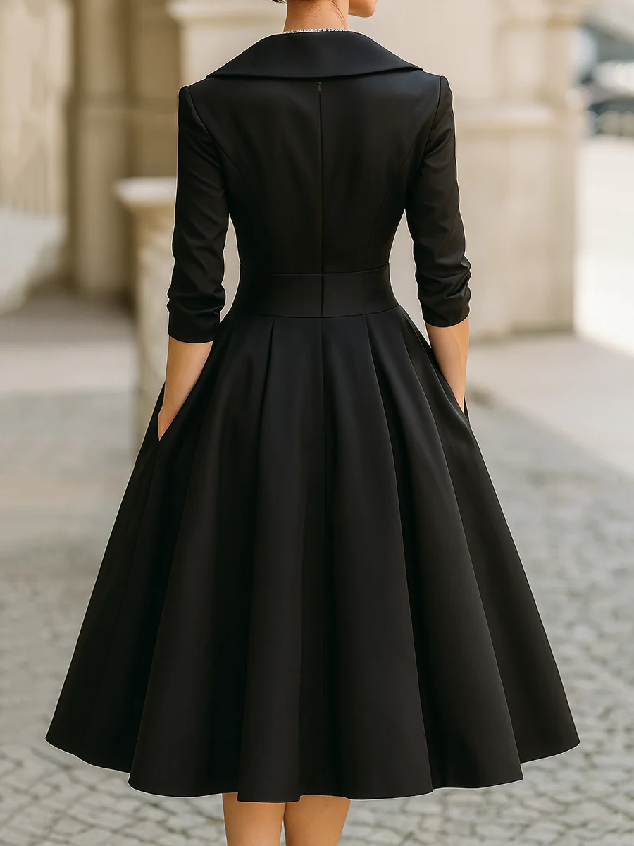 Elegante Vestito Midi A-Line in Satin Nero Plissettato con Scollatura a V