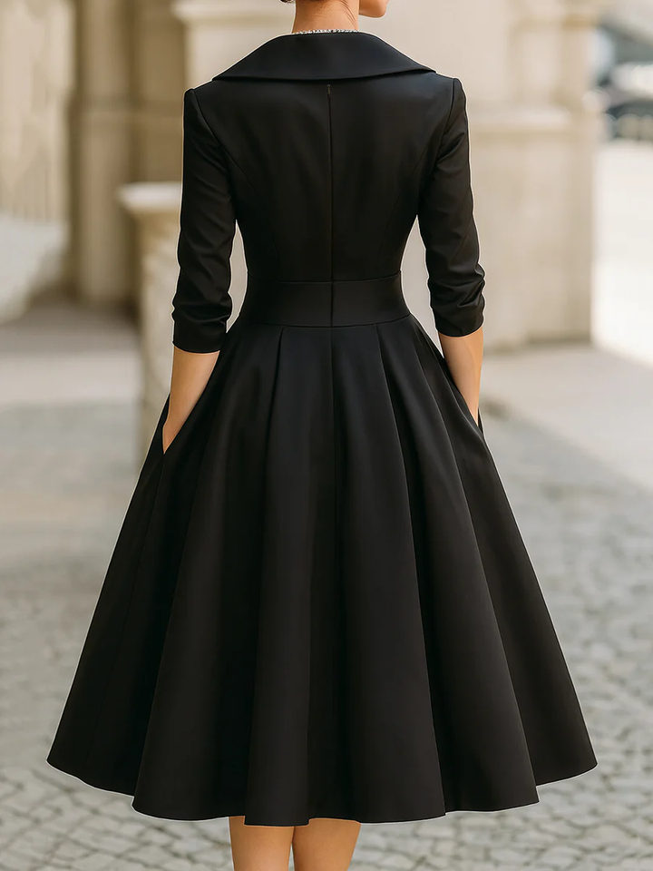 Elegante Vestito Midi A-Line in Satin Nero Plissettato con Scollatura a V