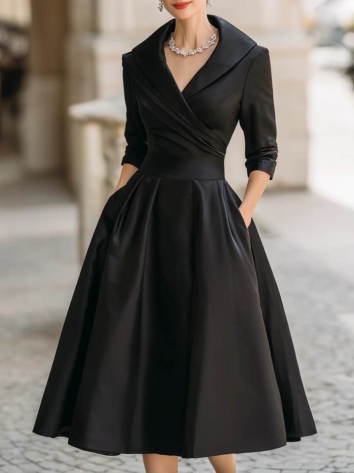 Elegante Abito Midi Plissettato in Raso Nero con Scollatura a V