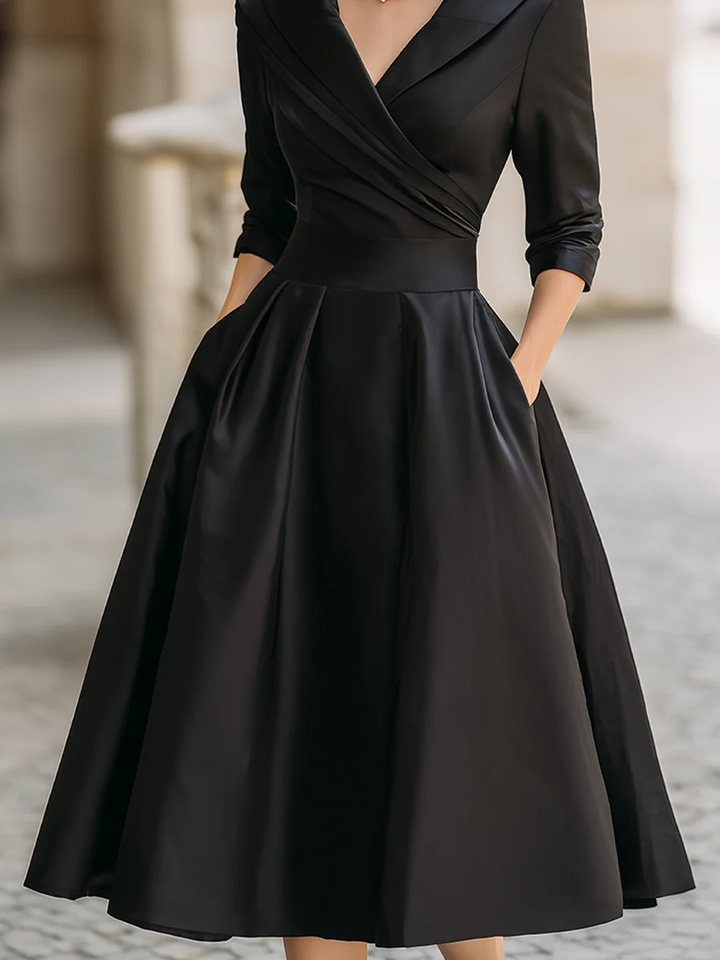 Elegante Vestito Midi A-Line in Satin Nero Plissettato con Scollatura a V