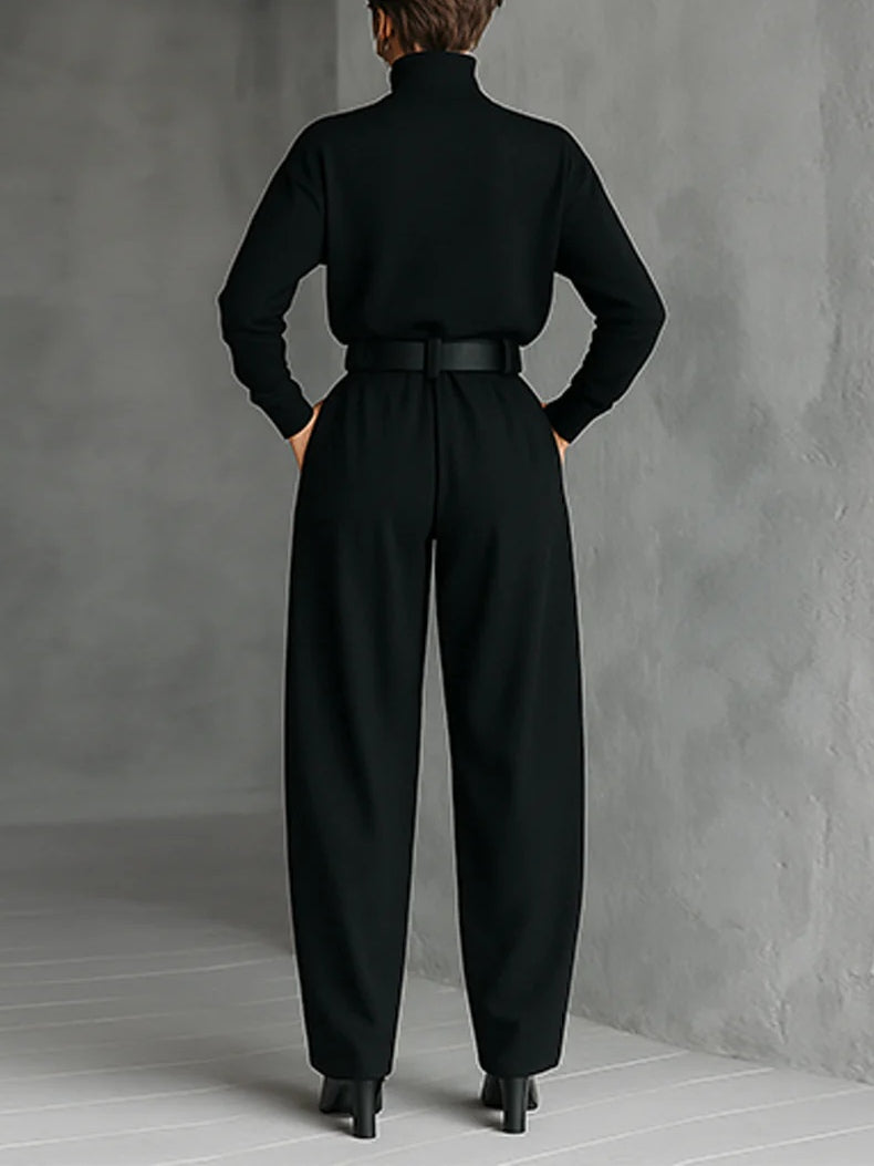 Set di due pezzi con T-shirt a maniche lunghe e collo alto completamente nero e pantaloni a gamba dritta (inclusa cintura)