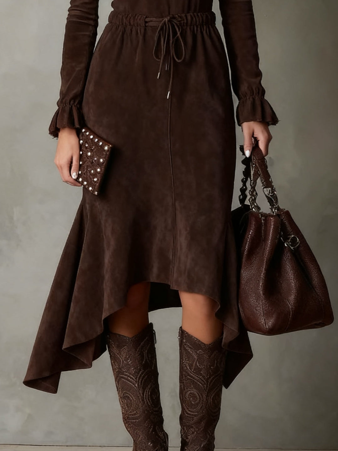 Elegante Vestito Midi Irregolare in Suede Marrone Scuro con Coulisse