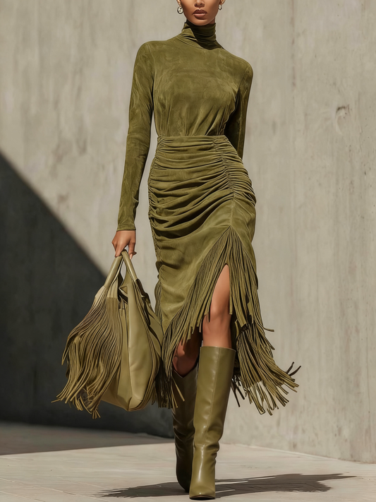 Abito Midi Drappeggiato in Faux Suede Verde Oliva con Collo Alto e Frange