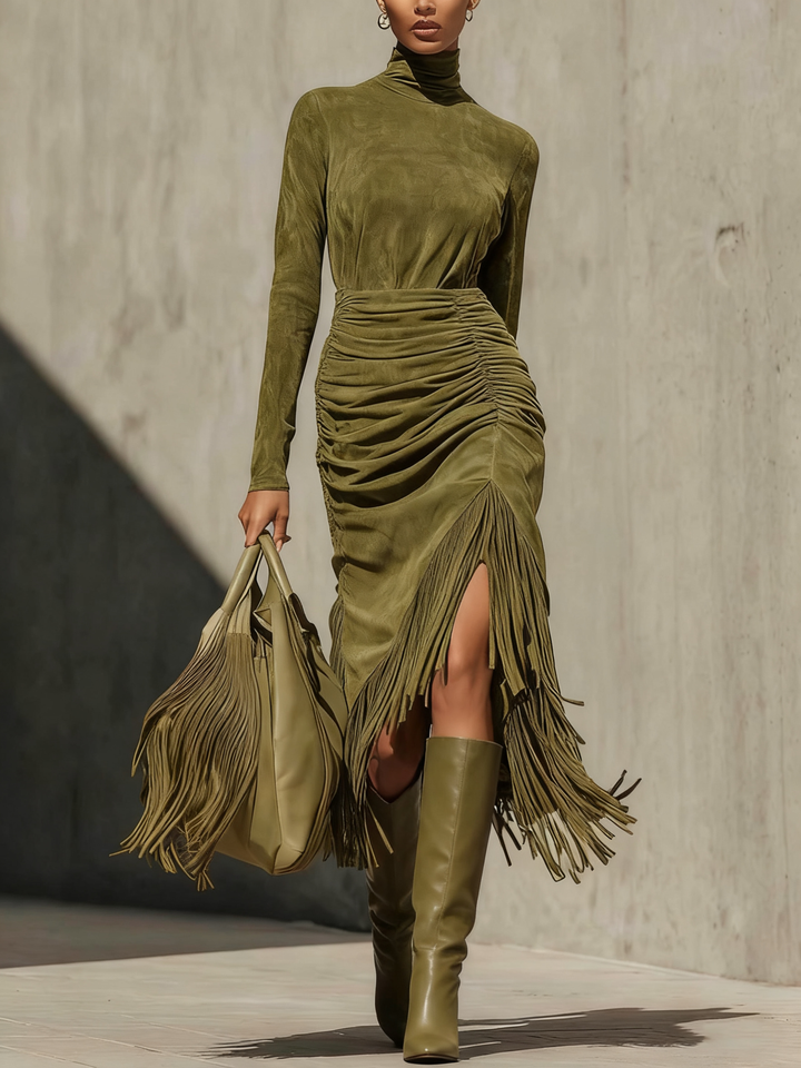 Abito Midi Drappeggiato in Faux Suede Verde Oliva con Collo Alto e Frange