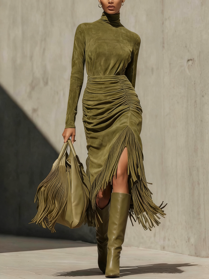 Abito Midi Plissettato in Suede Sintetico Verde Oliva con Collo Alto e Frange
