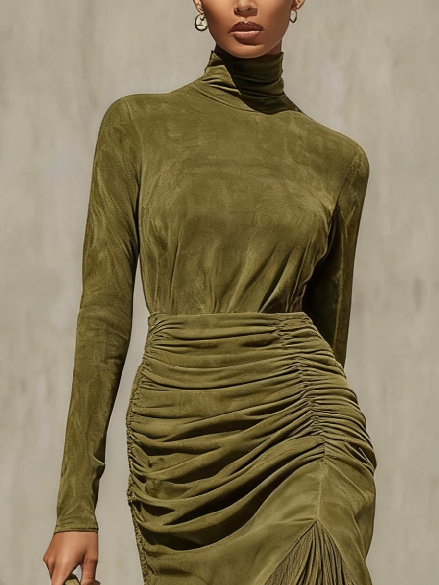 Abito Midi Plissettato in Suede Sintetico Verde Oliva con Collo Alto e Frange