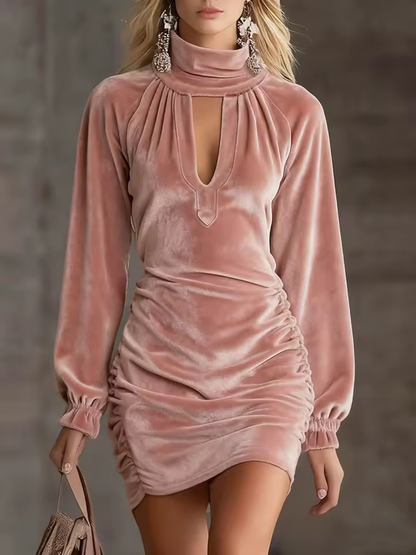 Abito Mini Arricciato in Velluto con Collo Alto e Cutout