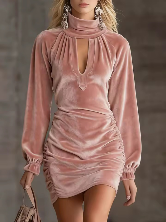 Abito Mini Arricciato in Velluto con Collo Alto e Cutout