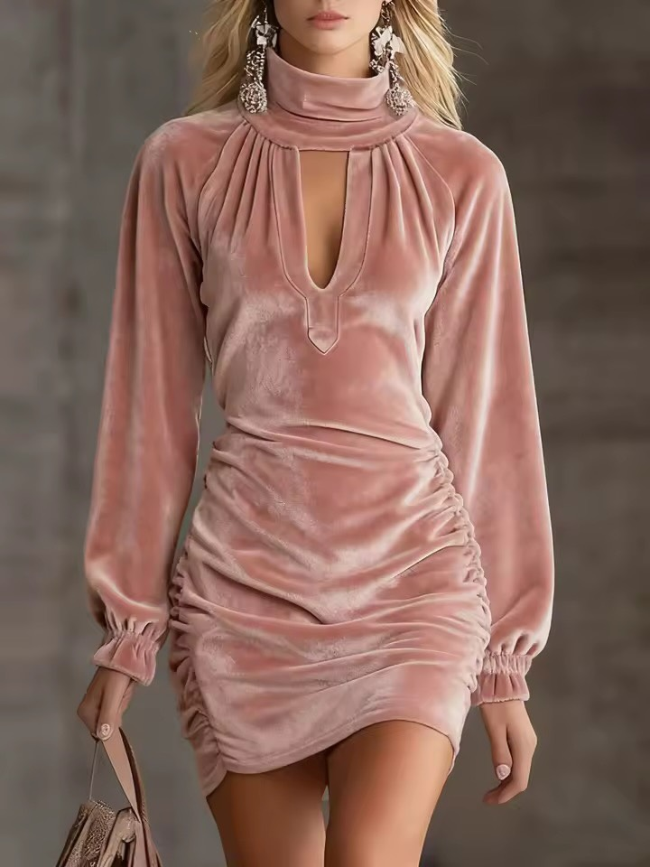 Abito Mini in Velluto con Collo Alto e Cutout
