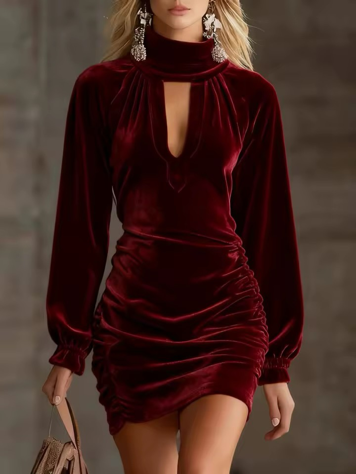Abito Mini in Velluto con Collo Alto e Cutout