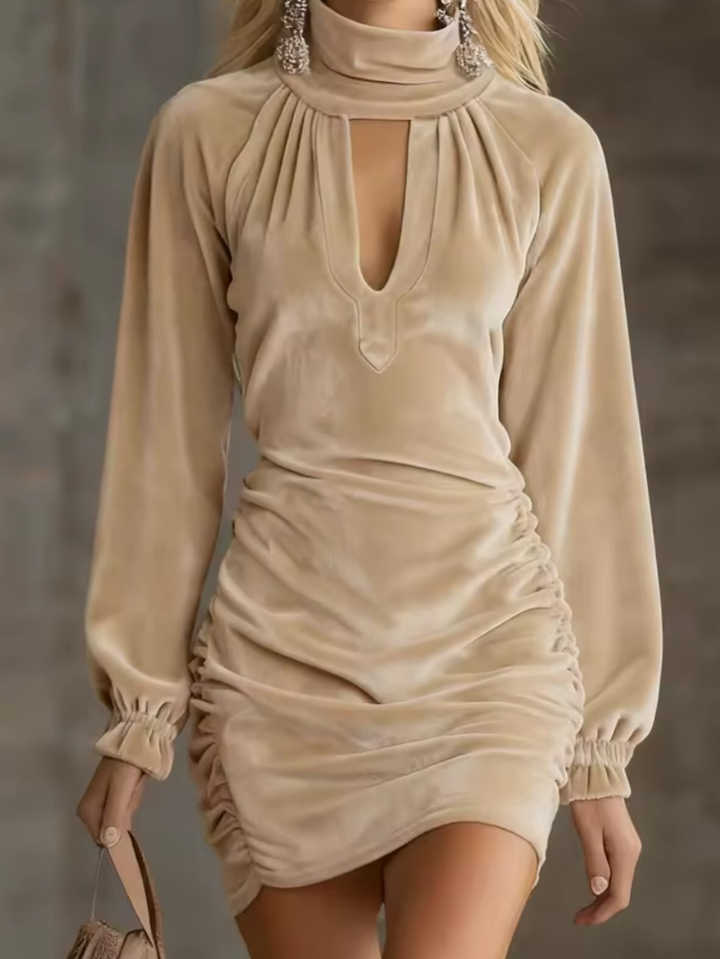 Abito Mini in Velluto con Collo Alto e Cutout