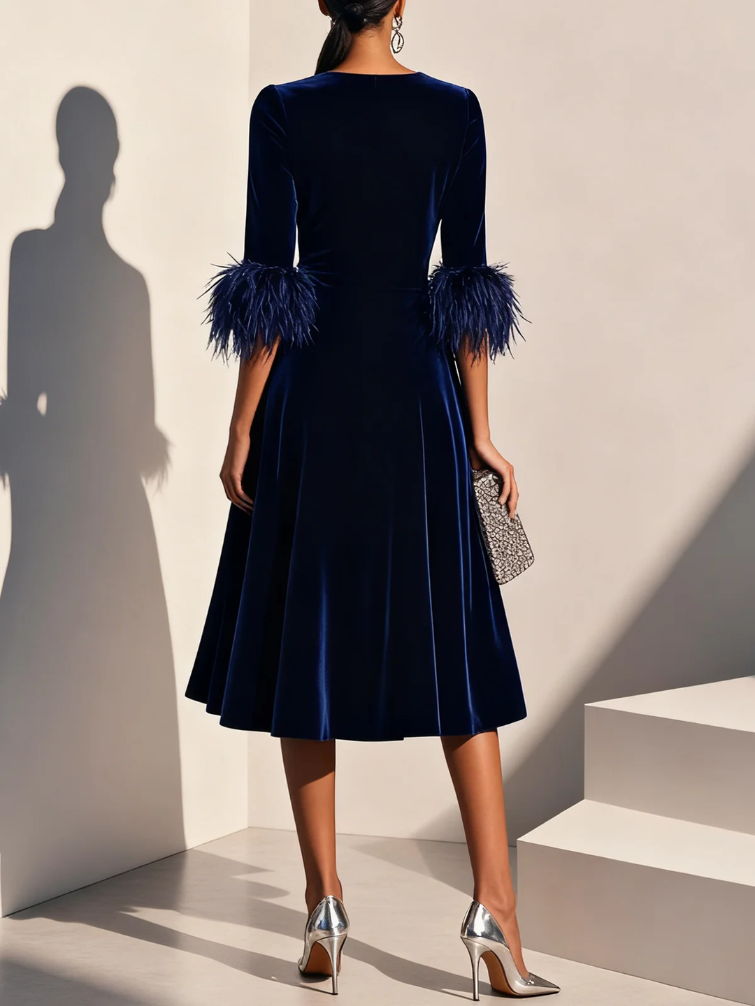 Abito Midi A-Line in Velluto Blu Scuro con Rifiniture in Piuma