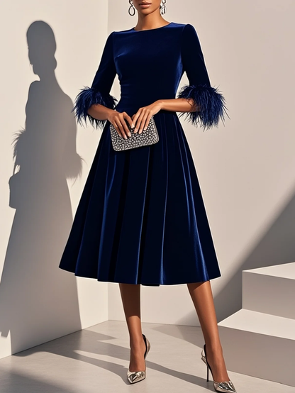 Abito Midi A-line in Velluto Blu Scuro con Rifiniture in Piume