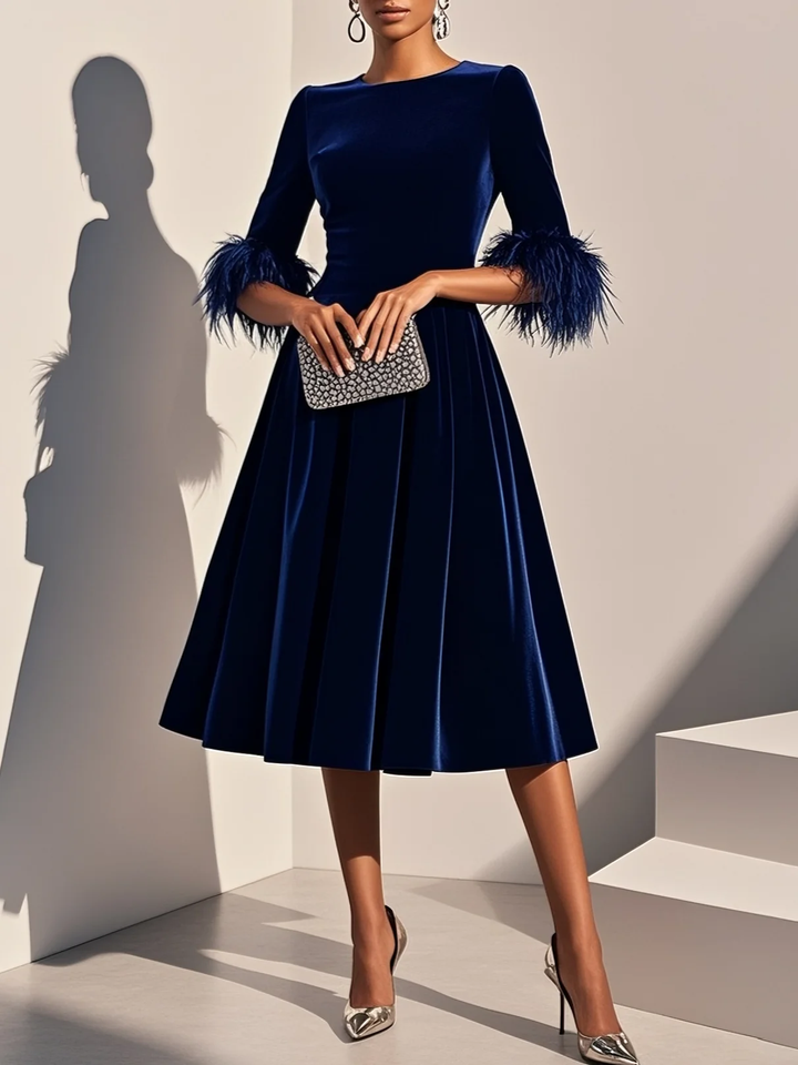 Abito Midi A-Line in Velluto Blu Scuro con Rifiniture in Piuma