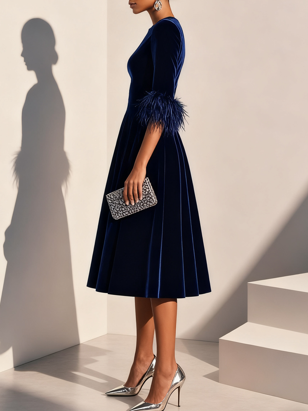 Abito Midi A-line in Velluto Blu Scuro con Pizzo in Piume