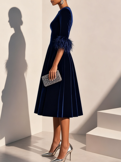 Abito Midi A-line in Velluto Blu Scuro con Rifiniture in Piume