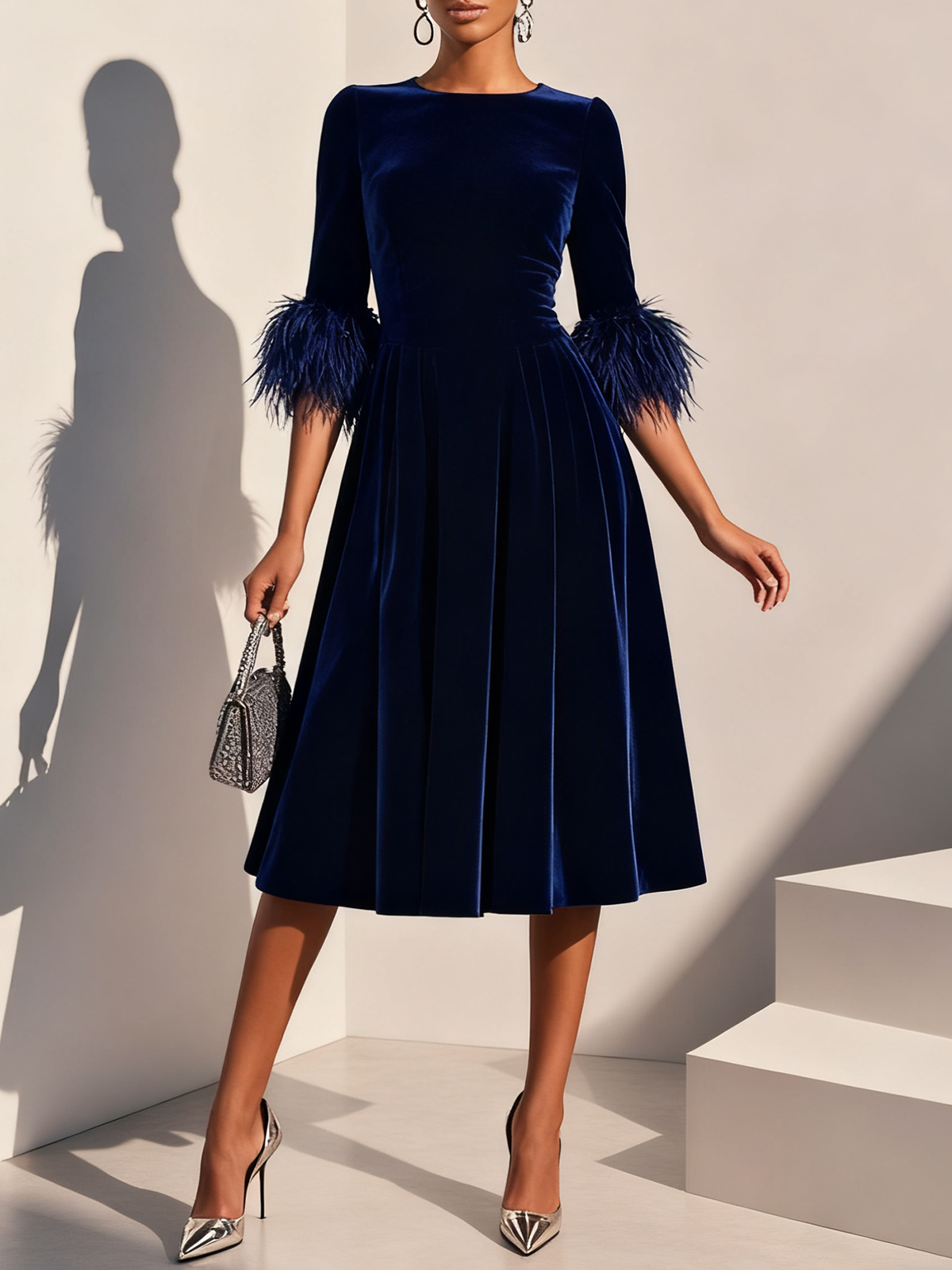 Abito Midi A-line in Velluto Blu Scuro con Rifiniture in Piume