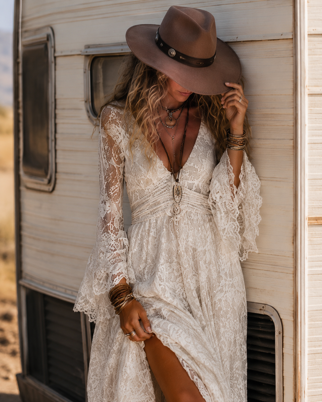 Abito Maxi Bohemien in Pizzo Apricot con Scollo a V e Maniche a Campana