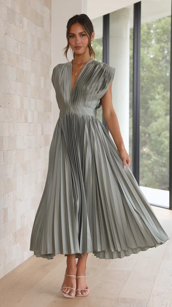 Abito midi fluente in satin plissettato con scollo a V elegante