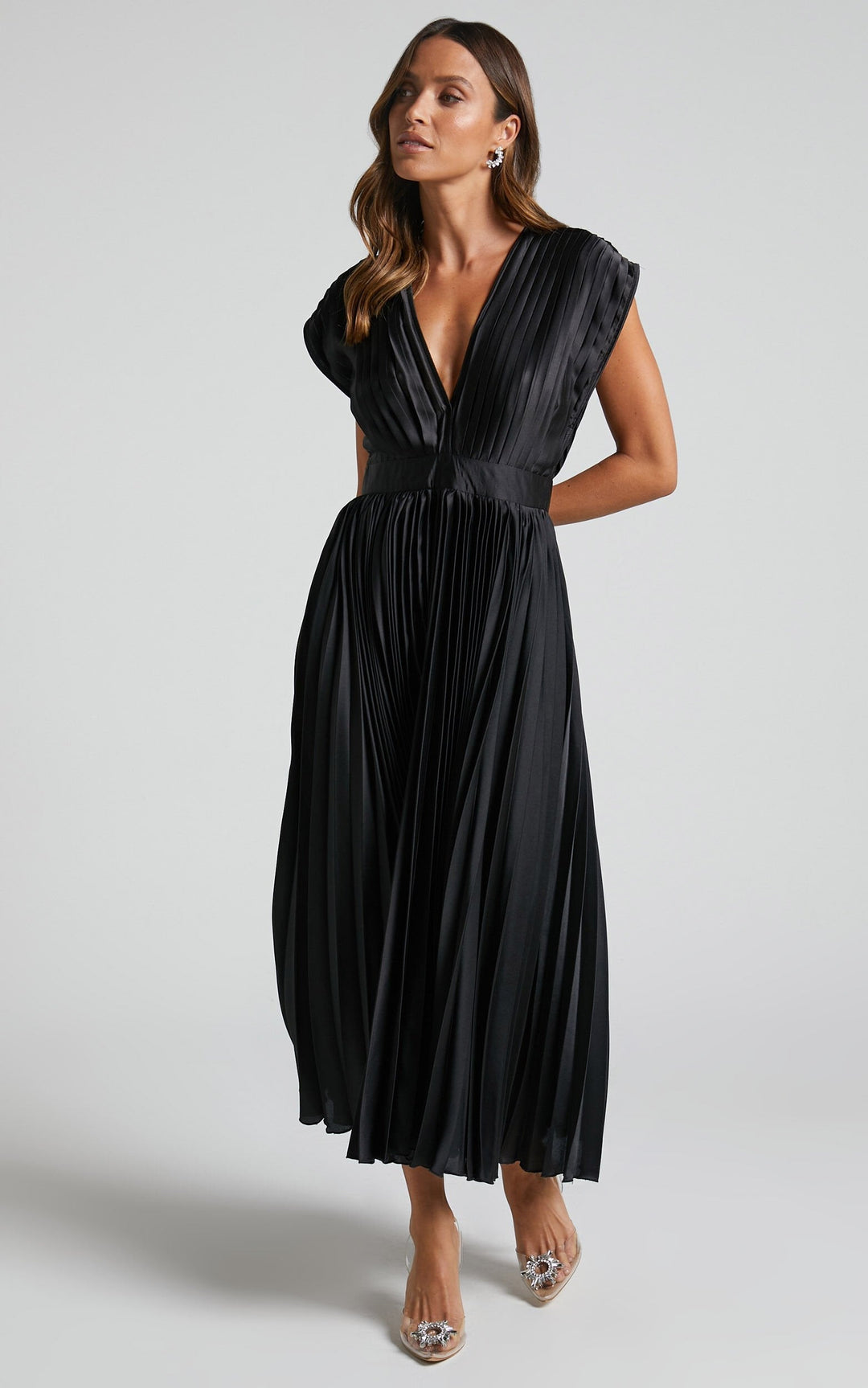 Abito midi fluente in satin plissettato con scollo a V elegante