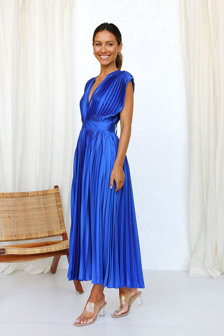 Abito midi fluente in satin plissettato con scollo a V elegante