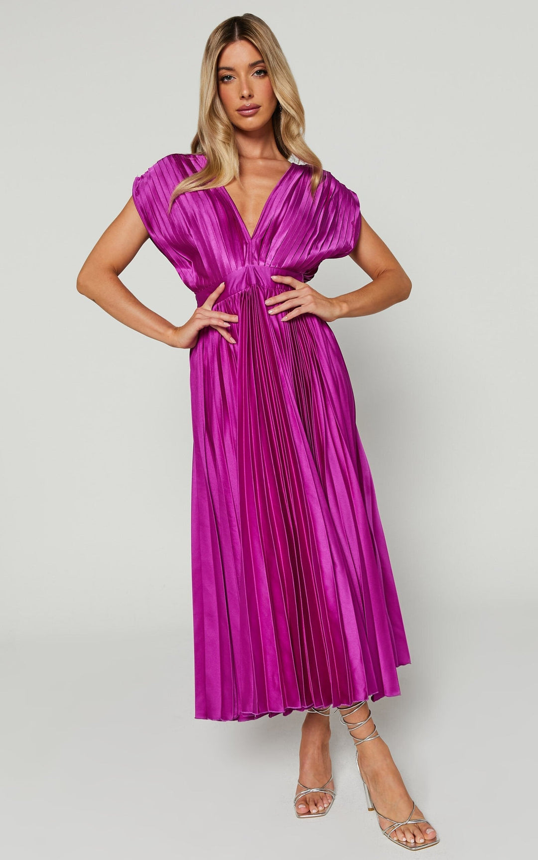 Abito midi fluente in satin plissettato con scollo a V elegante