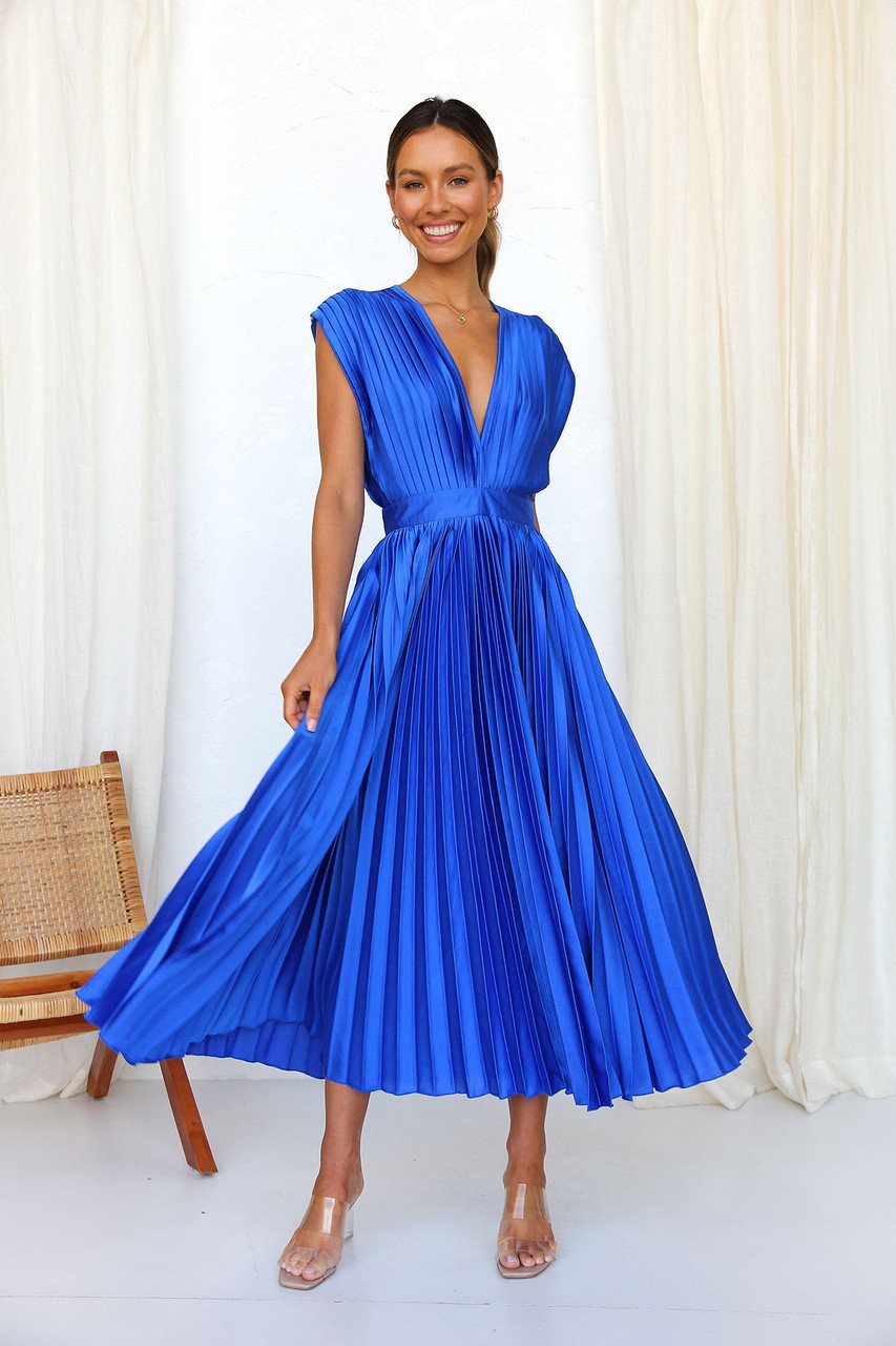 Abito midi fluente in satin plissettato con scollo a V elegante