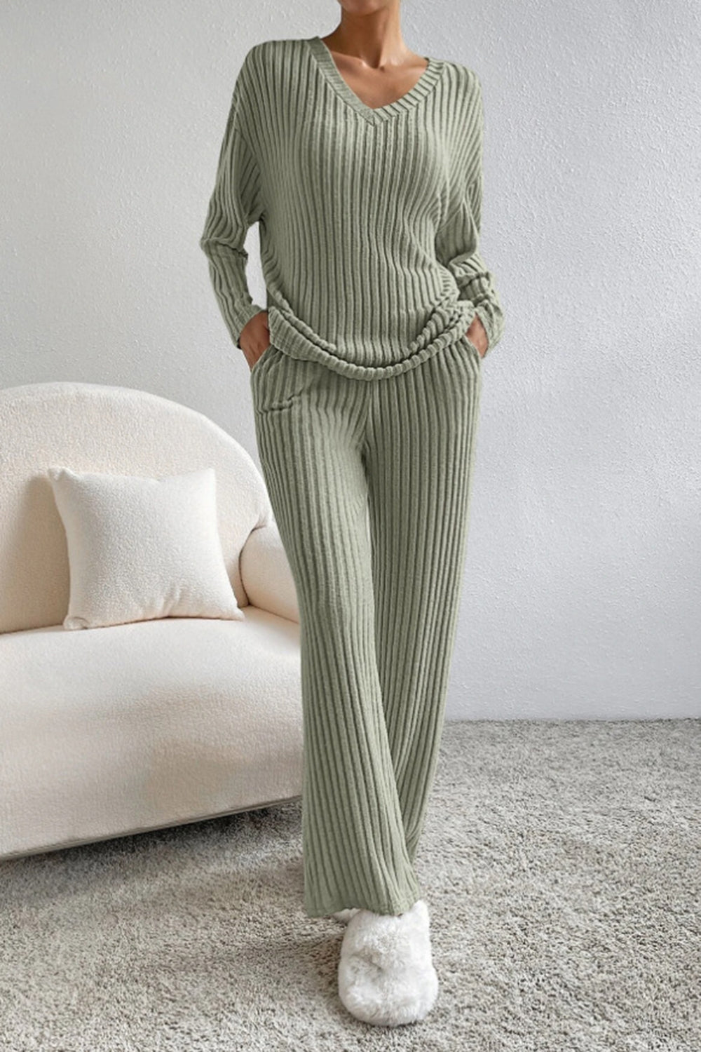 Set Top e Pantaloni con Scollatura a V a Costine