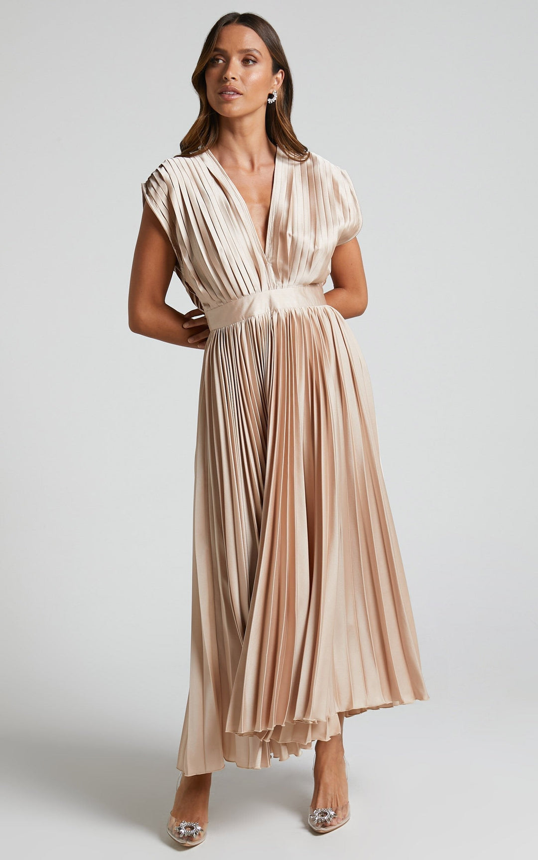 Abito midi fluente in satin plissettato con scollo a V elegante