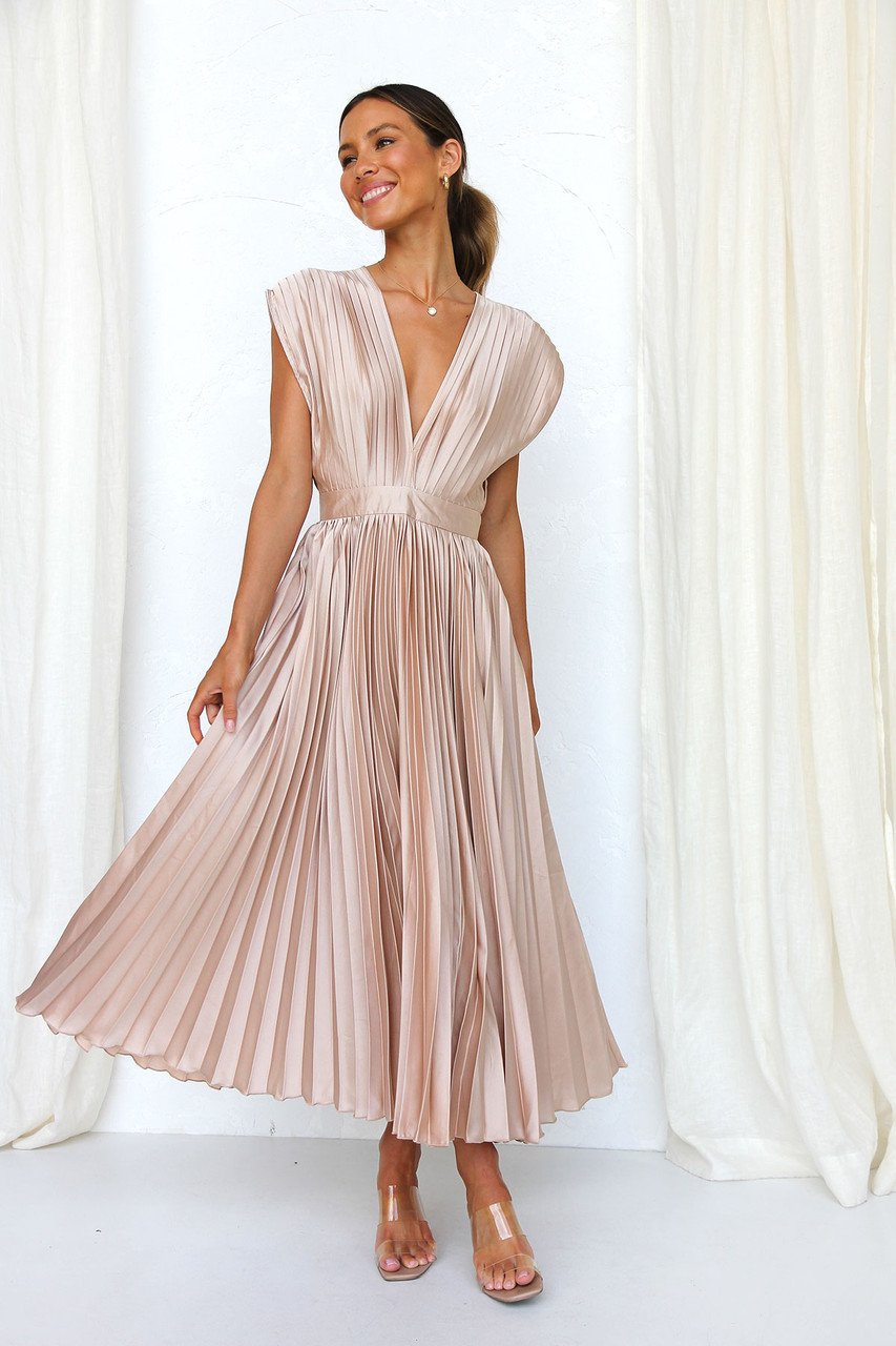 Abito midi fluente in satin plissettato con scollo a V elegante