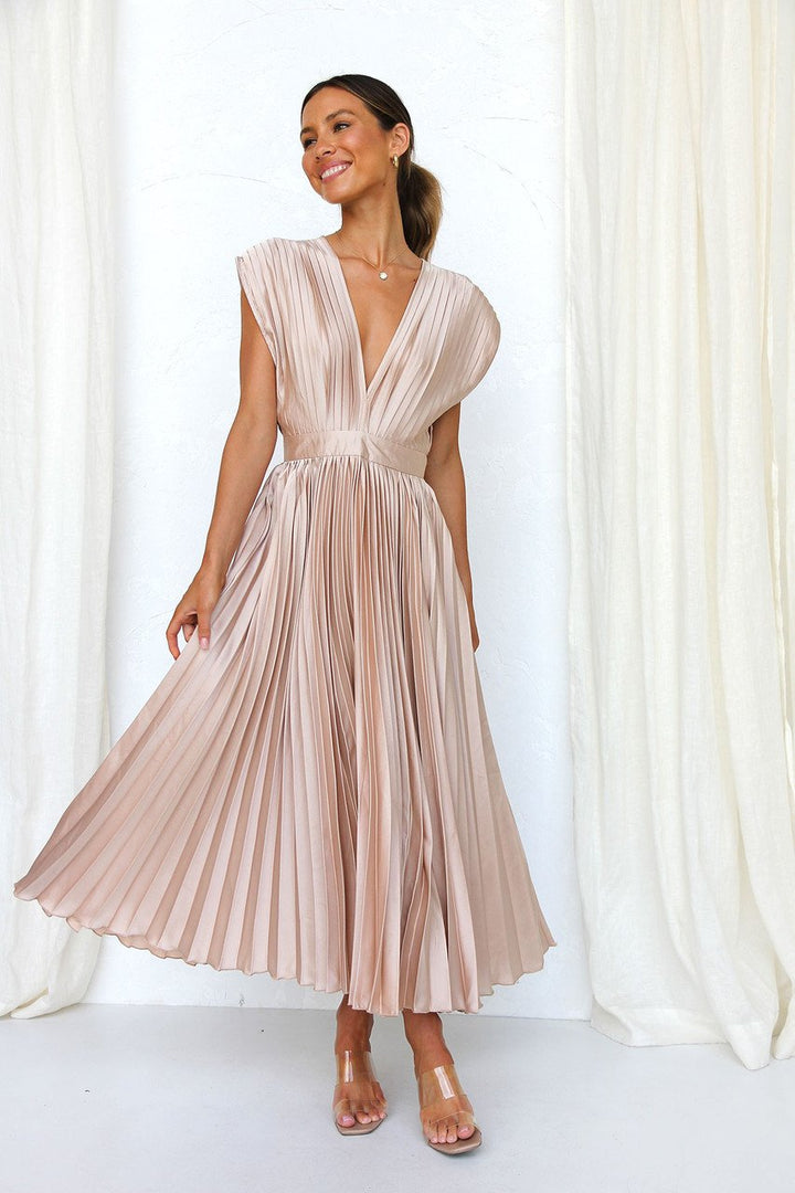 Abito midi fluente in satin plissettato con scollo a V elegante