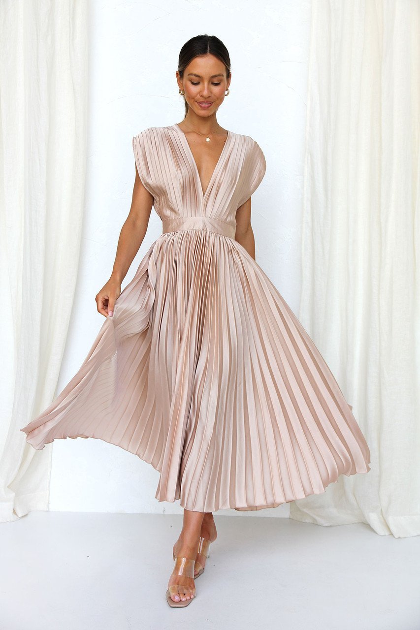 Abito midi fluente in satin plissettato con scollo a V elegante