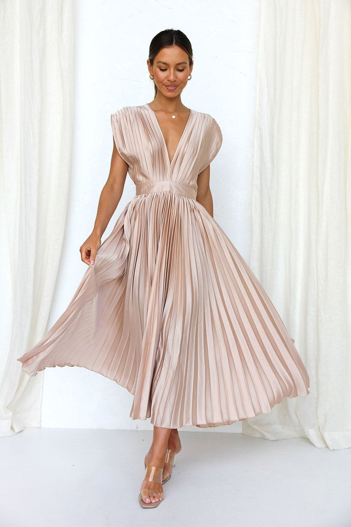 Abito midi fluente in satin plissettato con scollo a V elegante
