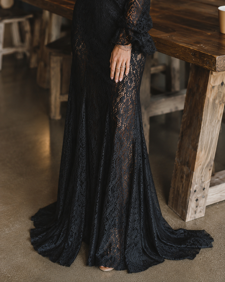 Abito Maxi Nero in Pizzo Gotico con Maniche a Campana e Scollo a V