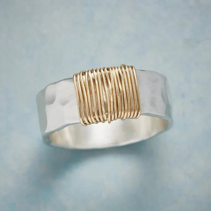 Anello vintage in oro e argento senza tempo