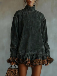 Abito mini in suede con stampa leopardata e orlo a pannelli