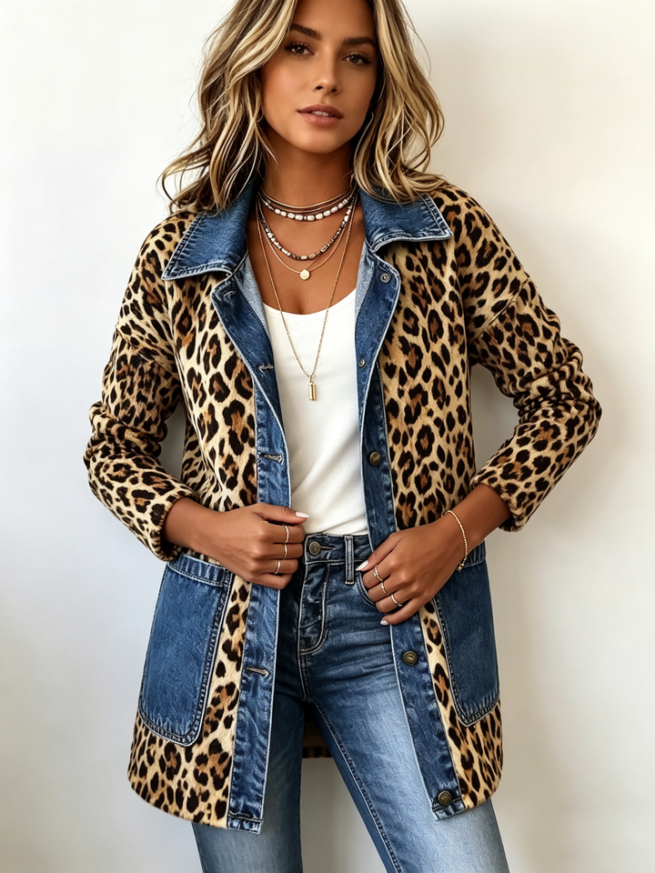 Lorena | Giacca Lunga in Stile Leopardo con Jeans